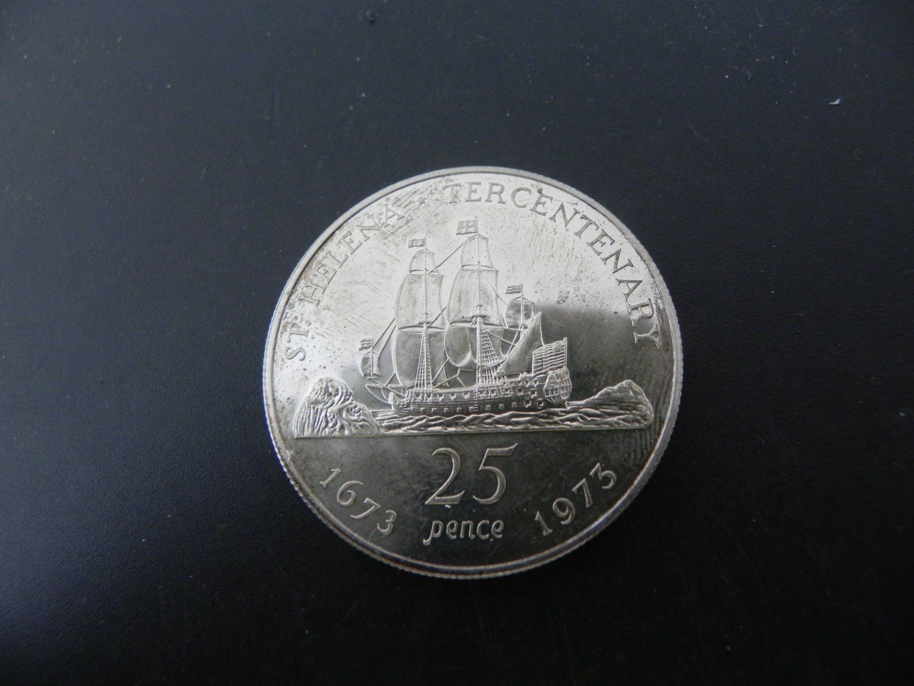 Alle Münzen: St. Helena 25 Pence 1973 - Tercentenary 1673 - 1973 – Gebraucht aus Biel/Bienne von Gogolozi