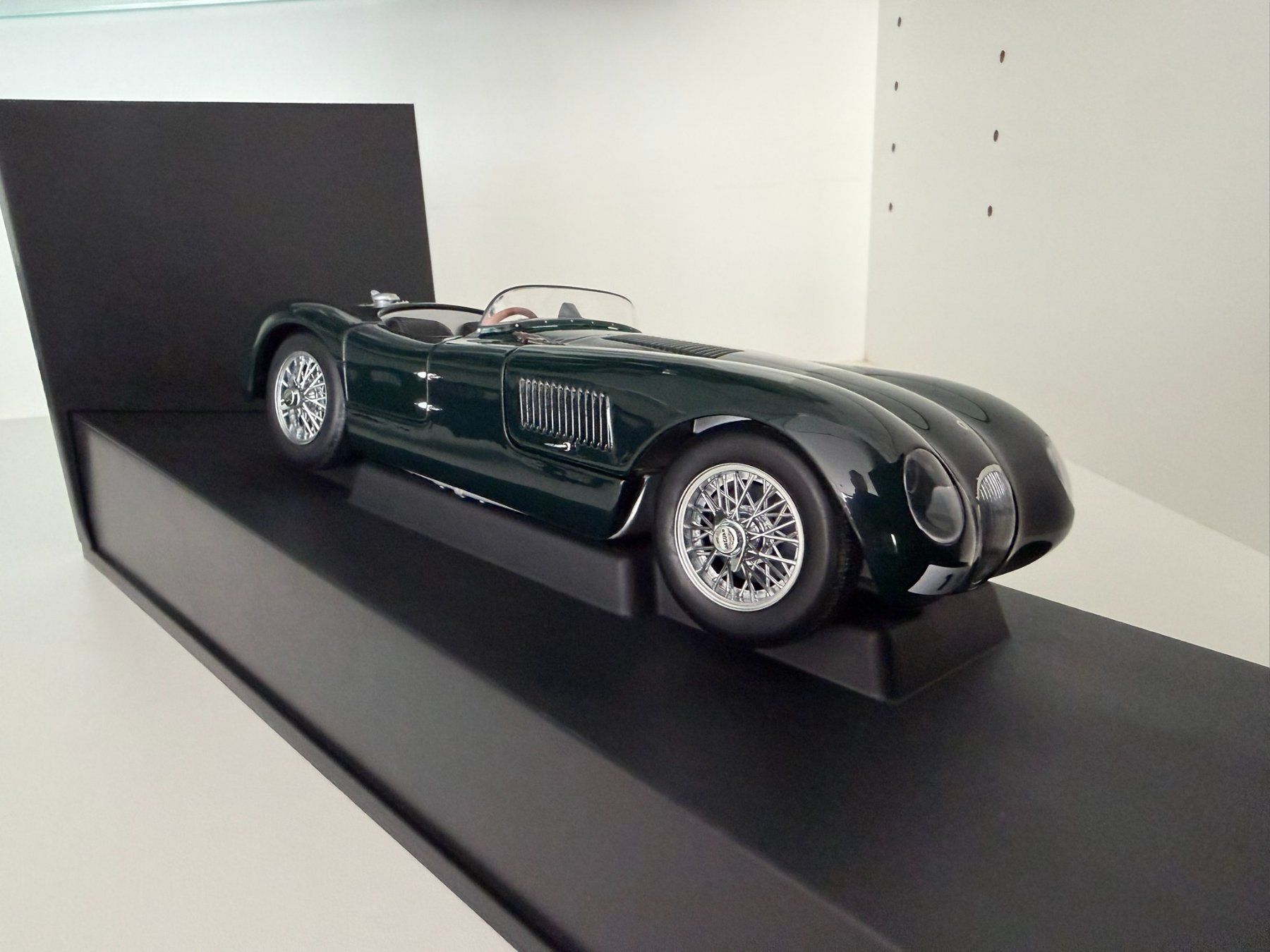 Autoart Modellini d'auto: 1:18 AUTOart - Jaguar C-Type – Usato da Tübach venduto da BonnevilleMotors 2