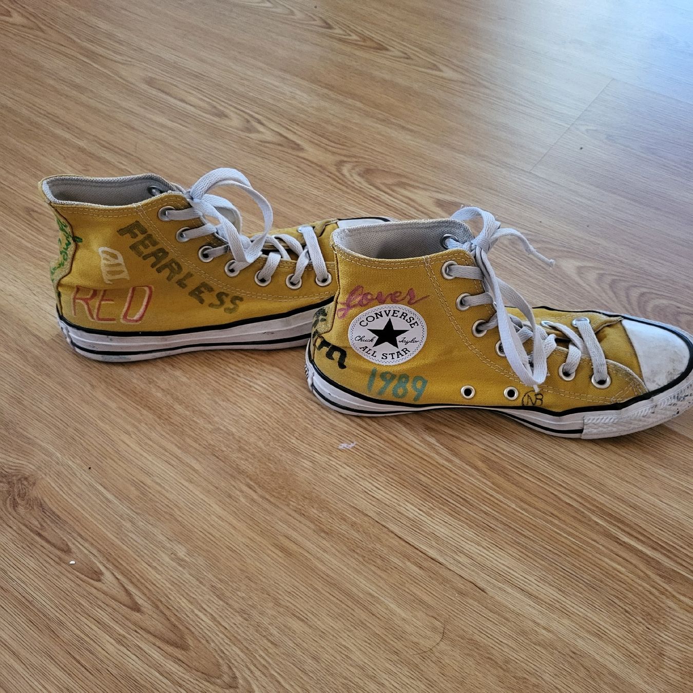 Converse Herrenschuhe: Baskets Converse customisées Taylor Swift – Gebraucht aus Montcherand von mam_6ctf