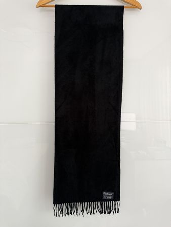 Schal aus 100% Polyacryl in schwarz