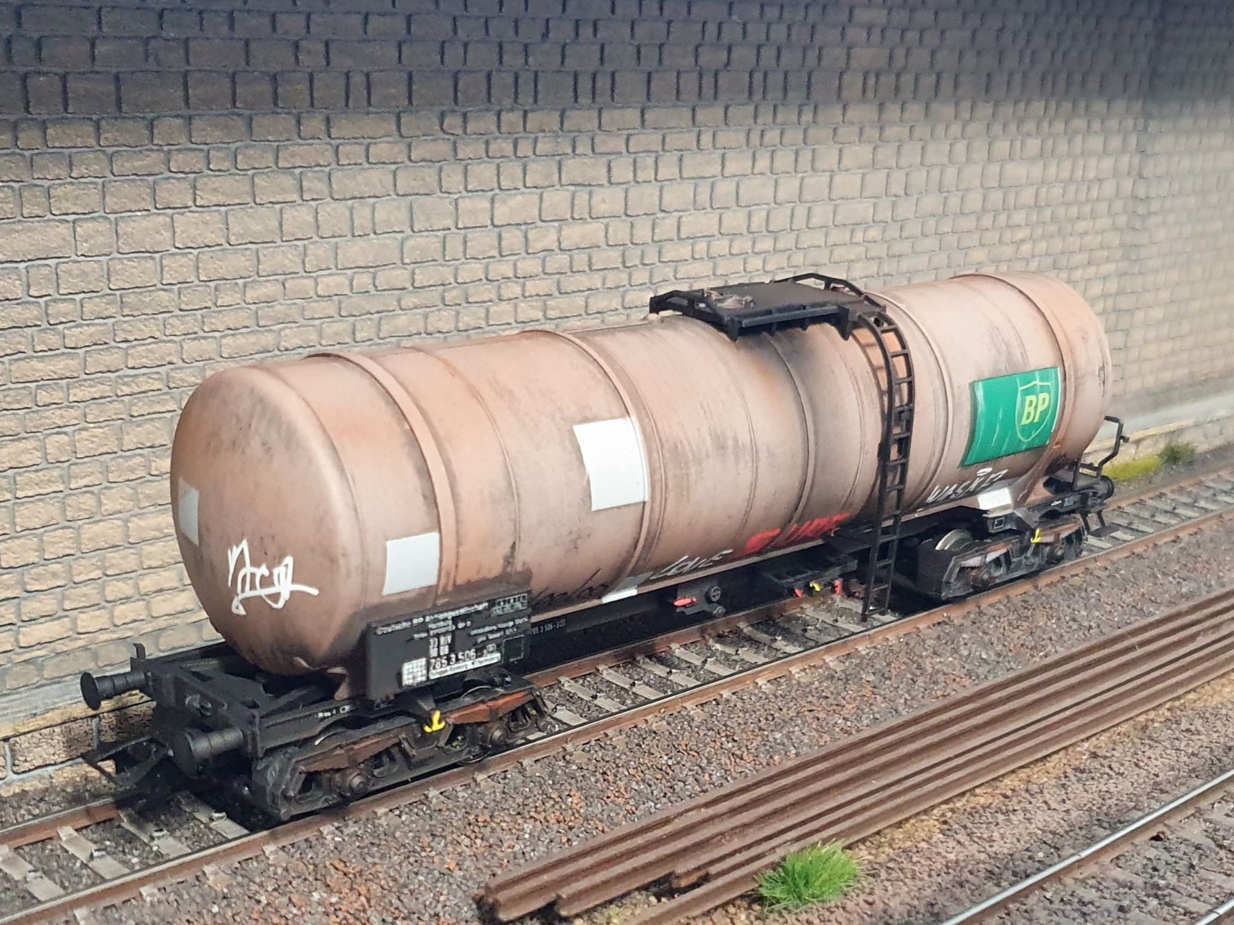 Märklin Modellini di ferrovie: WAGON CITERNE BP, DB, MARKLIN, PATINE + GRAFFITIS – Usato da Loveresse venduto da FIFILOULOU 3