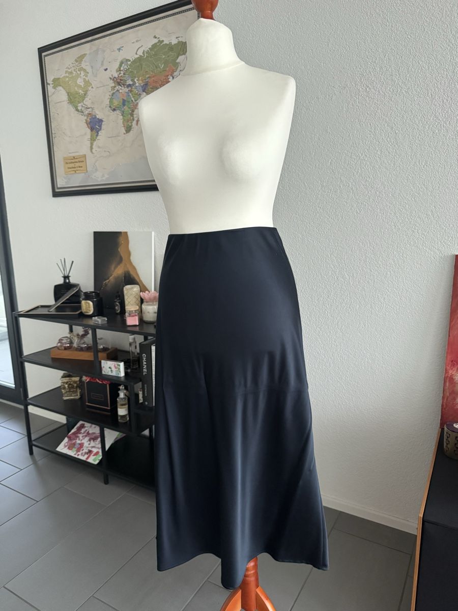H&M Jupes: H&M dunkelblauer Rock – D'occasion à Baden par Linda46