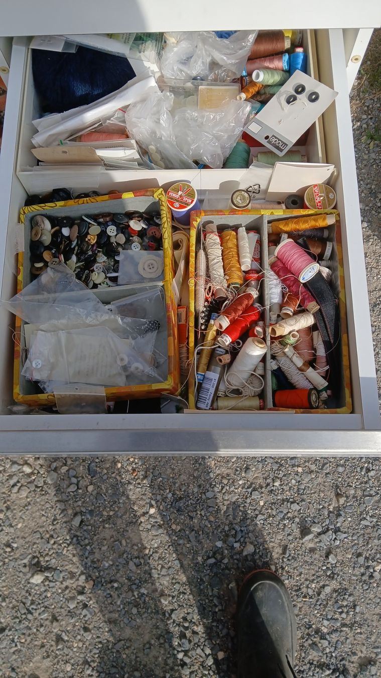 Cassettiere: Schubladen Korpus mit diversen Nähsachen – Usato da Schachen_b_herisau venduto da reni8911 2
