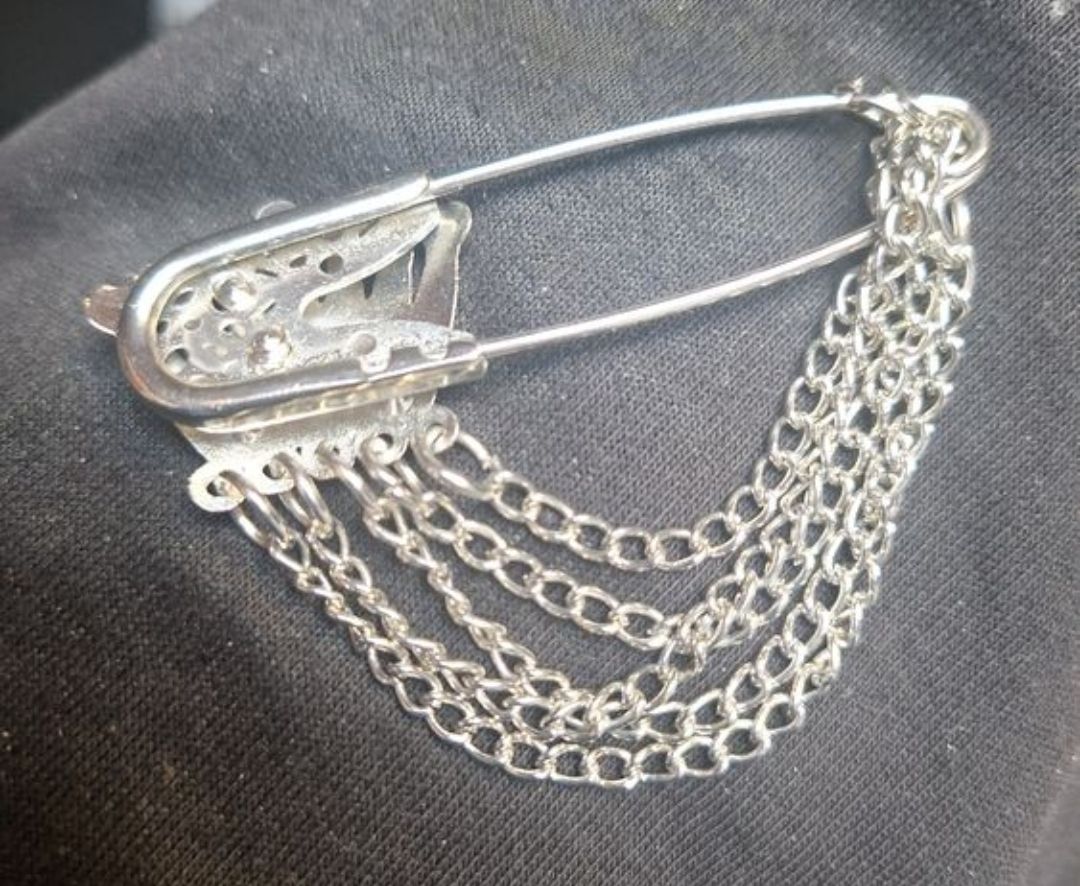 Plaquettes & Badges: Broche couronne avec chaînettes  – D'occasion à Tannay par v1n1p00h 1