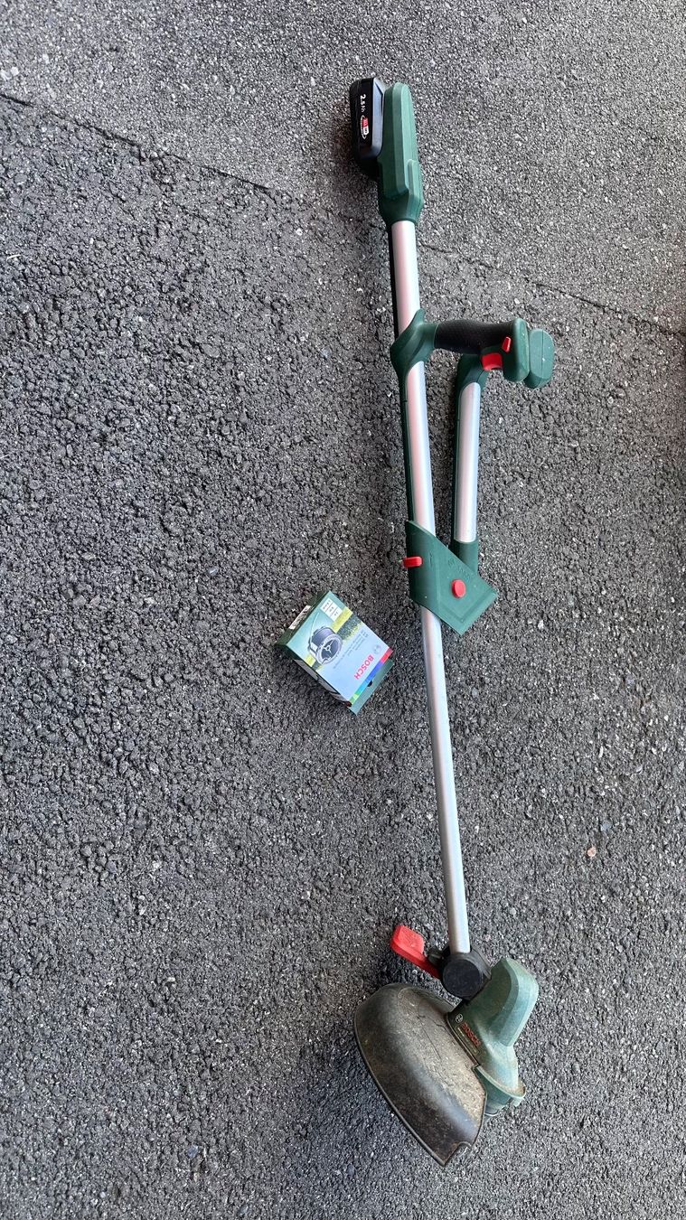 Bosch Tutti gli attrezzi: Coupe bordures à accu Bosch – Usato da Gampelen venduto da Gflocon