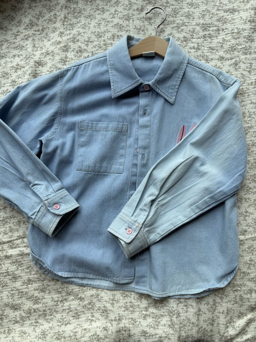 Camicette, T-shirt & Top: Hellblaues Jeanshemd • Jelly Mallow – Usato da Erlenbach ZH venduto da Arti83 1