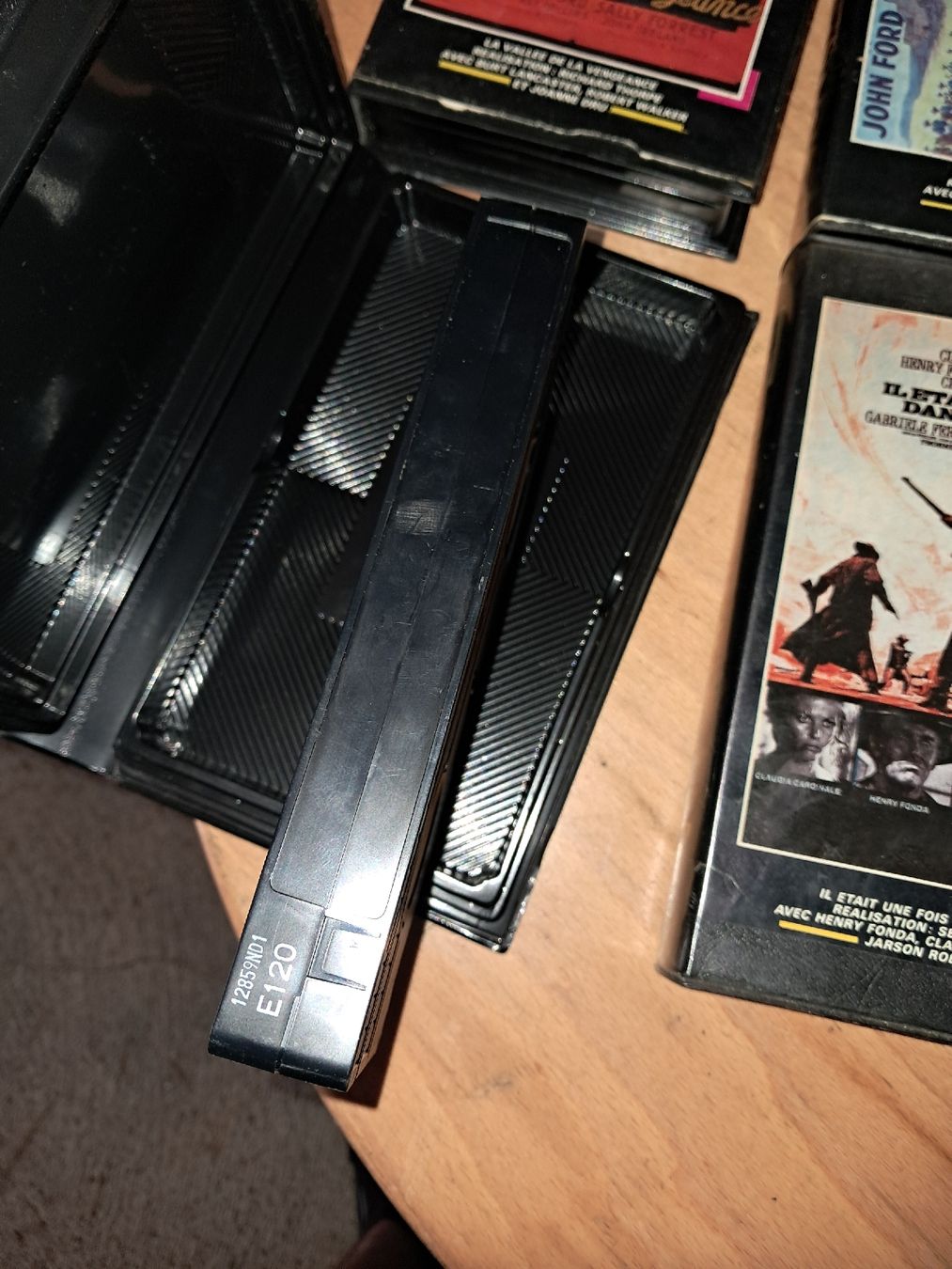Tutti i VHS: Lot de 8 VHS WESTERN(1) – Usato da Le locle venduto da juliensaran 4