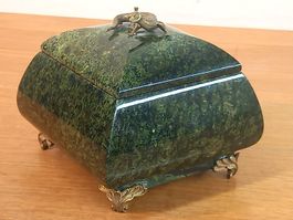 Boite de jade avec lézard en laiton