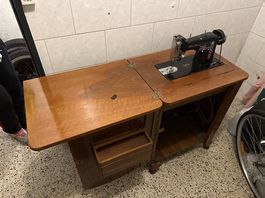 ancienne Necchi italienne à pédale