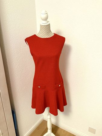 Schönes rotes Etuikleid