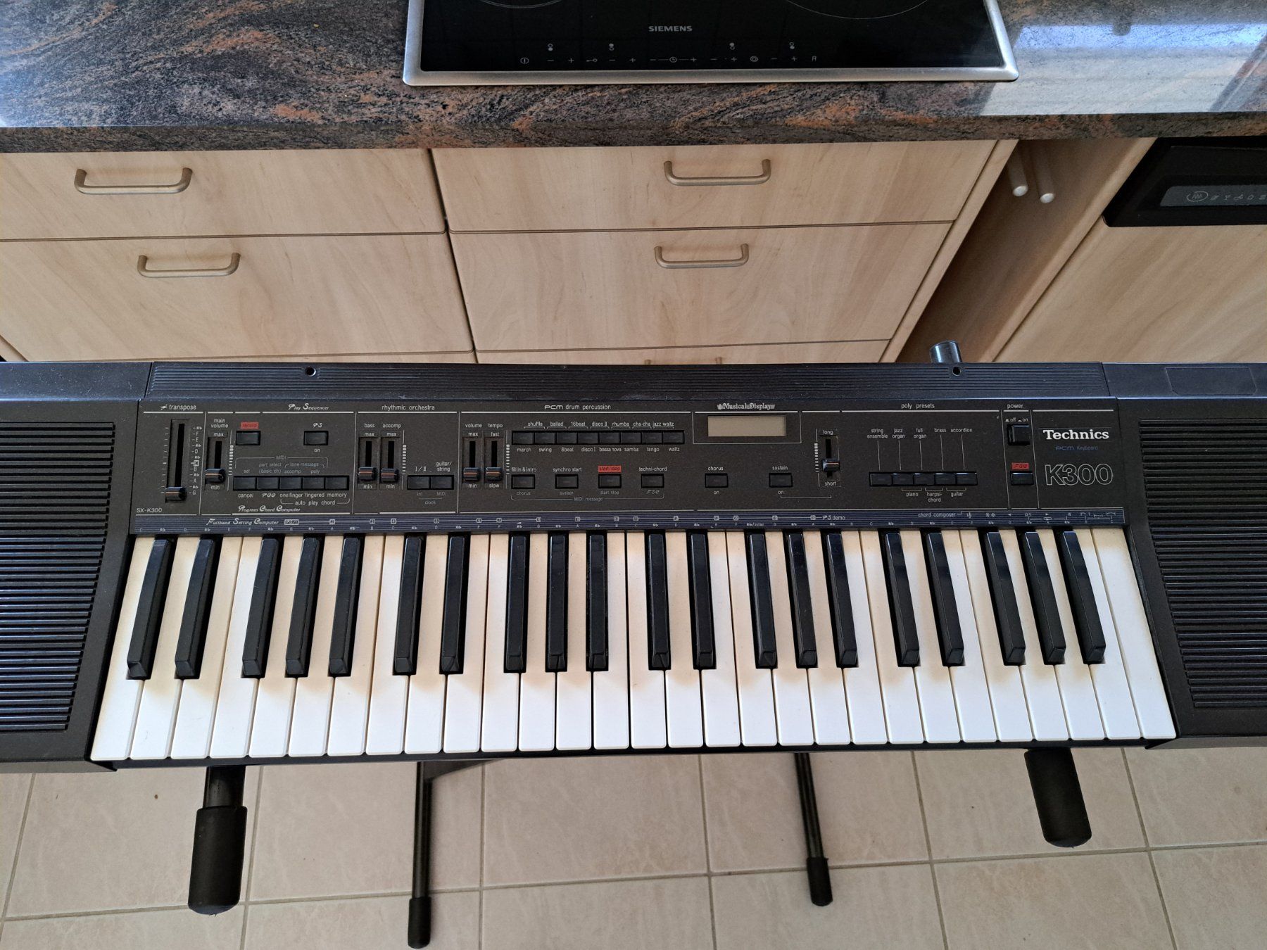 Technics Strumenti musicali: Keyboard Technics PCM, Modell SX-K300 (55), mit Ständer – Usato da Schafisheim venduto da Parker30 1