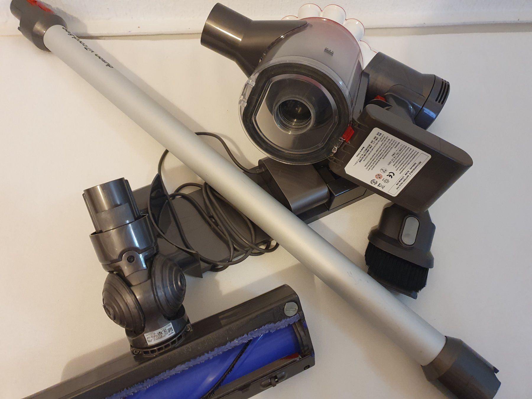 Dyson Staubsauger & Zubehör: Dyson V7 – Gebraucht aus Lausanne von Af2016 3