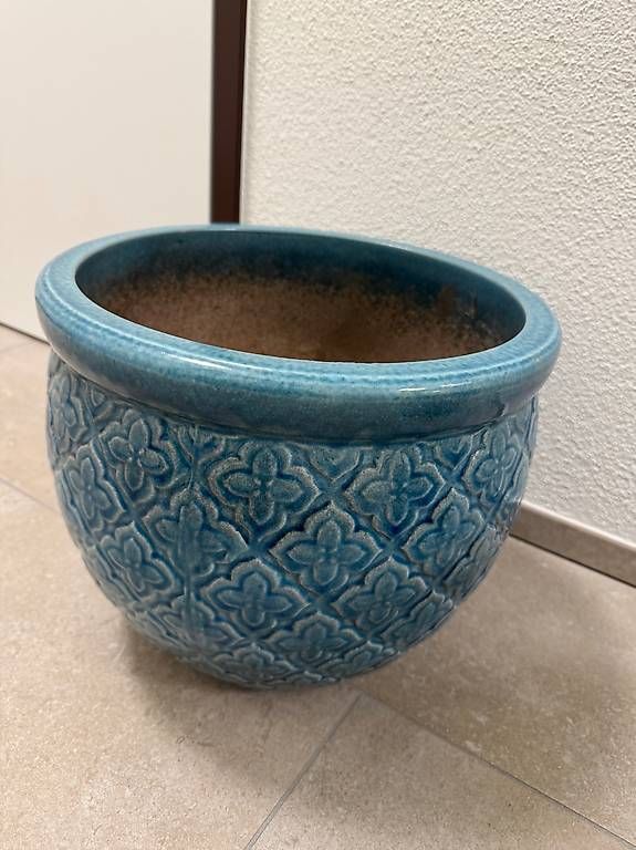Vasi per fiori: Hellblauer geprägter Floral Keramik-Übertopf – Nuovo (secondo la descrizione) da Schübelbach venduto da Rahnmont 1