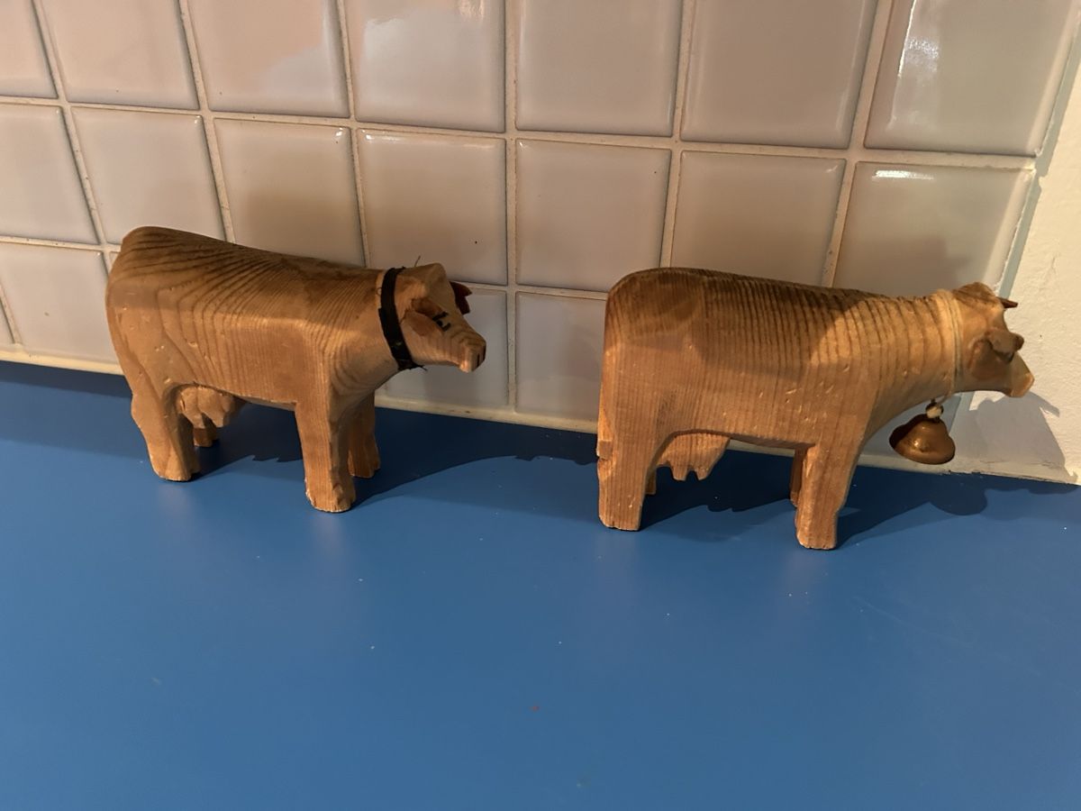 Figurines: Zwei geschnitzte Kühe  – D'occasion à Bülach par larson27 3