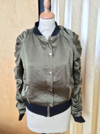Veste en satin kaki neuve avec étiquette taille 36