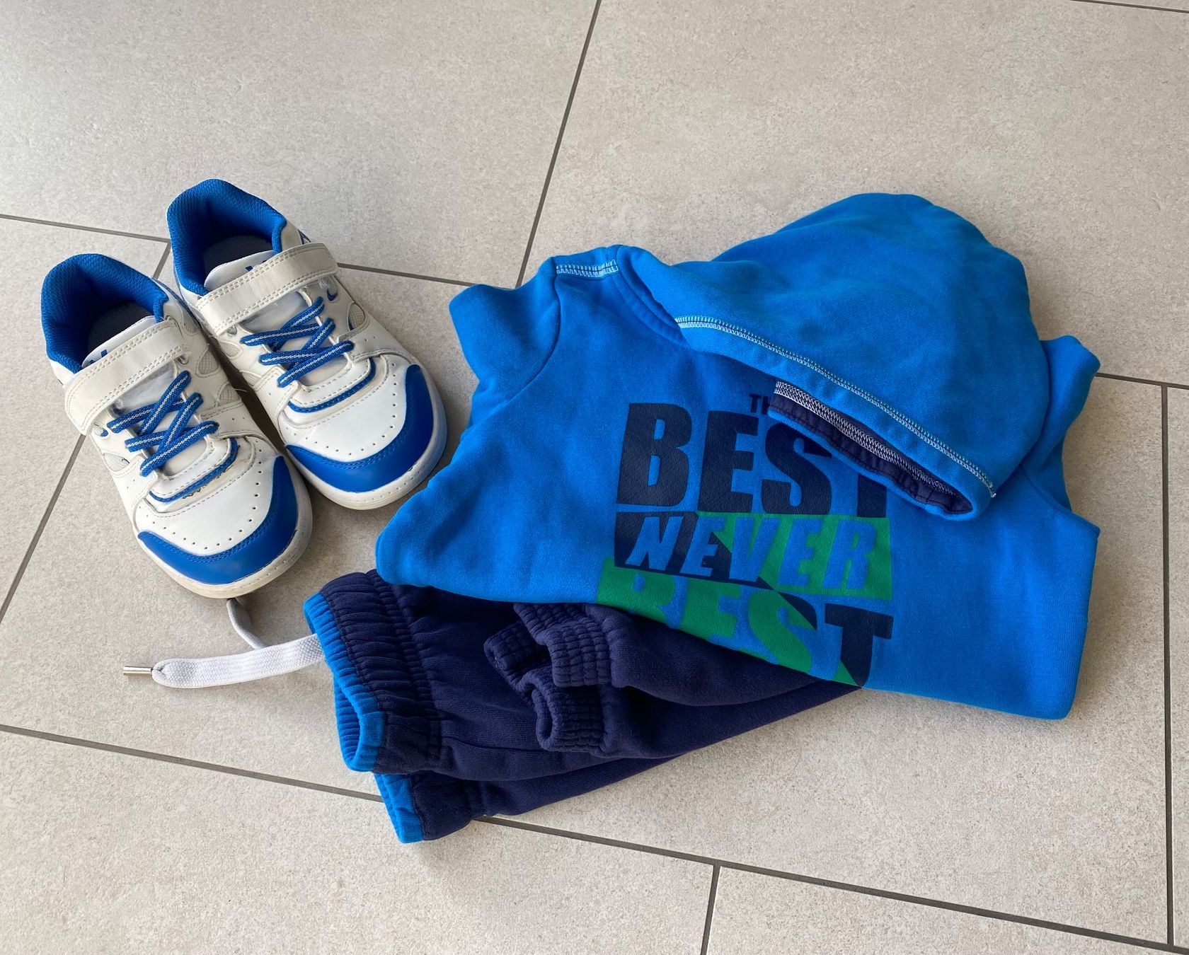 Kleiderpakete & -sets: Set: Sneakers und Trainingsanzug, Größe 5/6 – Gebraucht aus Dübendorf von ana_n6b2