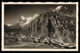 Mürren, Dorfansicht mit Felswand und sc