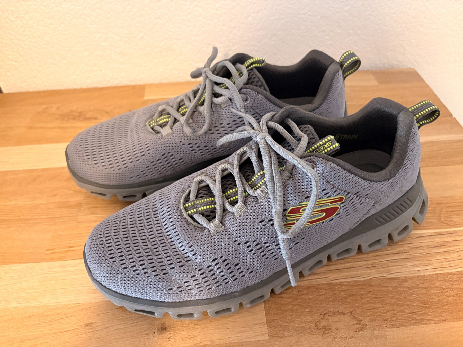 Skechers Scarpe da uomo: Skechers Herren Glide-Step Grey Grösse 43 – Usato da Adlikon b.Regensdf venduto da Cappo 1