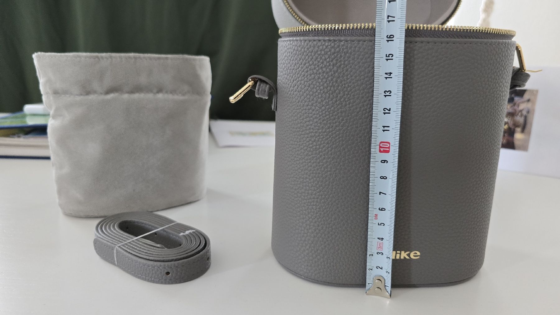 Borse da donna: Ulike cosmetic bag grey leather small with strap – Usato da Zürich venduto da Aldinian 6