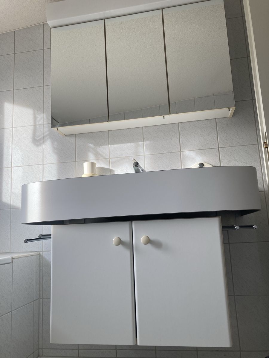 Armadietti a specchio: Lavabomöbel mit Spiegelschrank – Usato da Hochdorf venduto da Blackbox60 2
