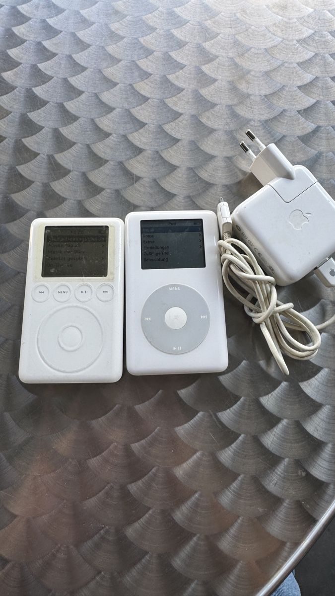 Apple Lecteur media portable: 2x Apple iPod Classic Model: A1040 & A1099 – D'occasion à Zürich par beli_30