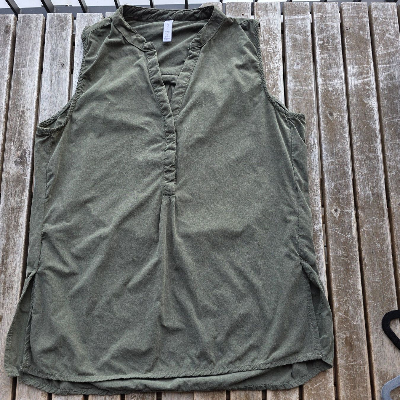 Top: 🐸 AMISU TOP / BLUSE S OLIV – Usato da Môtier (Vully) venduto da Frogs 7