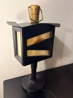 Schwarze Nachttischlampe im Stile einer Weichenlaterne, Holz