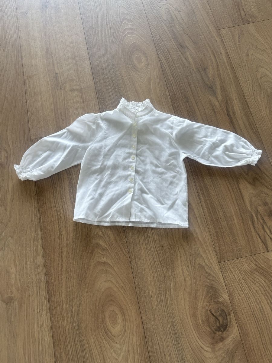 Camicette, T-shirt & Top: Süsses weisses Spitzen-Blüschen, Grösse 104 – Usato da Altendorf venduto da c.niesper