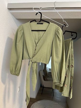 Grünes Set bestehend aus Top & Hose
