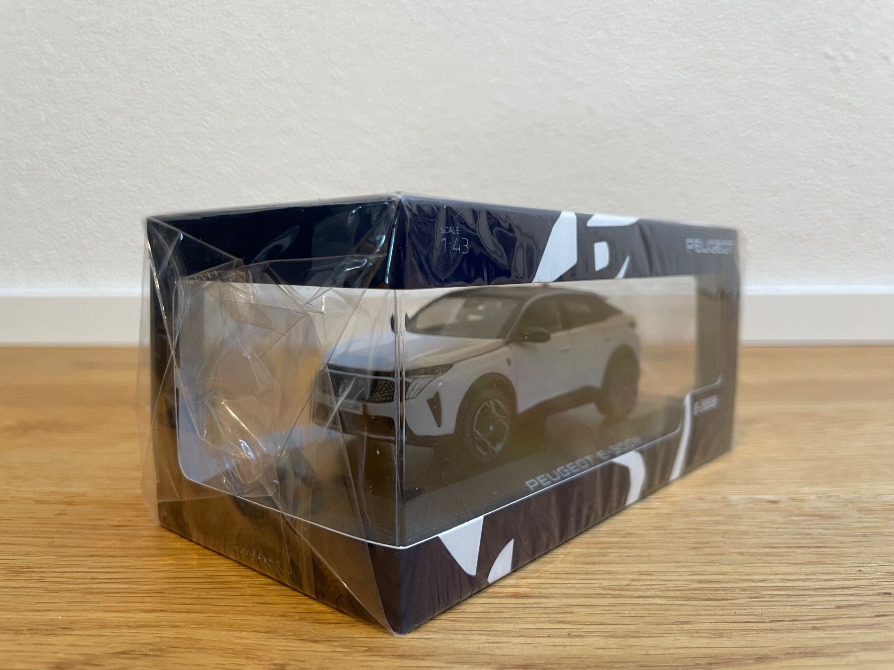 Peugeot Modellini d'auto: Peugeot 3008 / E-3008 Modellauto im Massstab 1/43 – Nuovo e nell'imballaggio originale da Glarus venduto da Senseo 1