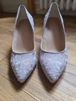elegante Schuhe mit Spitzenmotiv mit Clutch