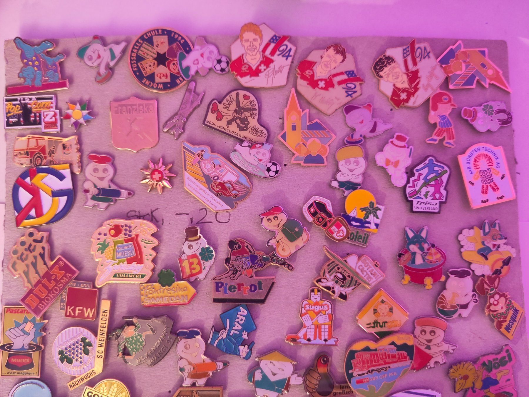 Plaketten & Abzeichen: Sammlung Pins Anstecker Abzeichen – Gebraucht aus Zürich von Bischosa 1