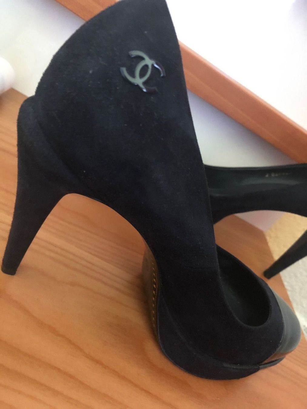 Chanel Scarpe da donna: CHANEL Schuhe. Dunkelblau. Grösse 40. – Usato da Wald ZH venduto da mlnt 4
