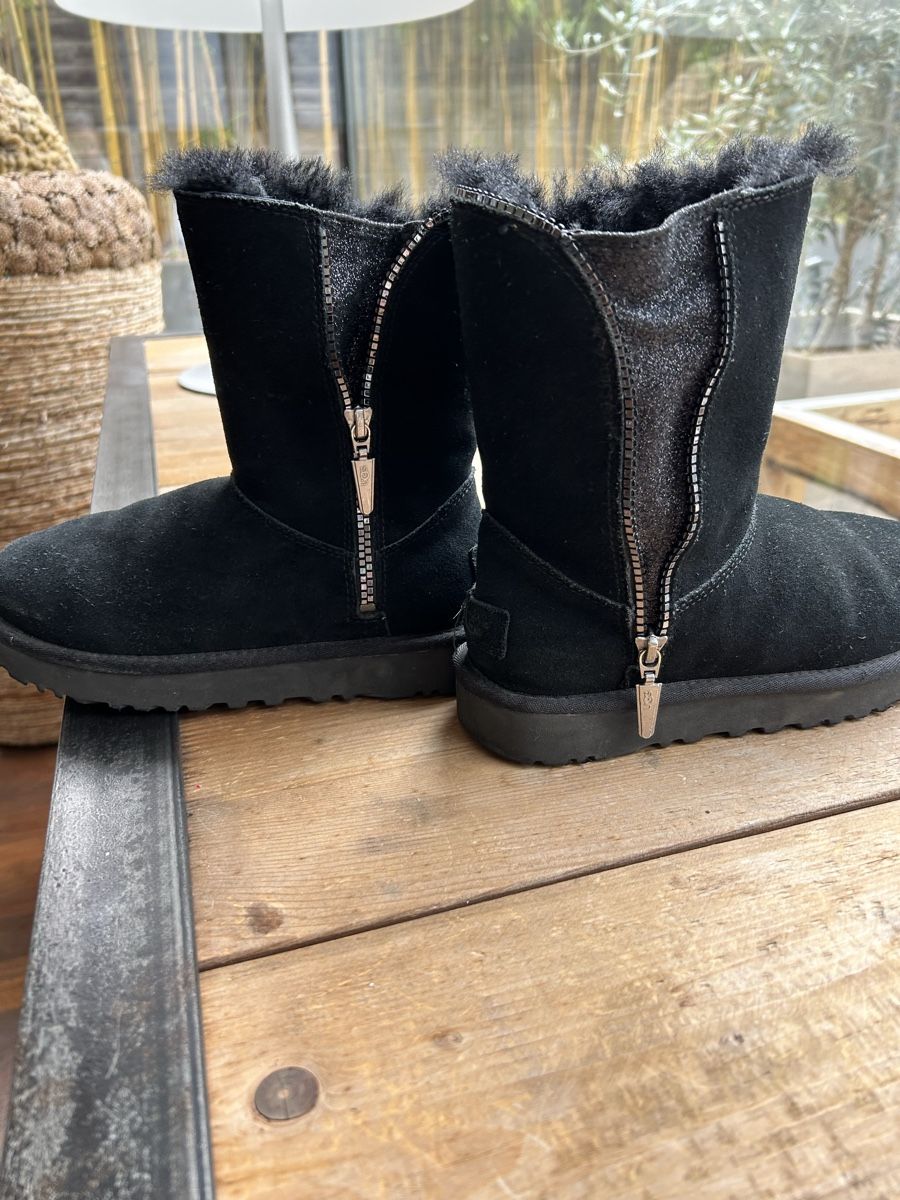 Ugg Chaussures femmes: UGG tolle Winter Boots schwarz Gr. 36 – D'occasion à Wädenswil par miss_kaykay 1