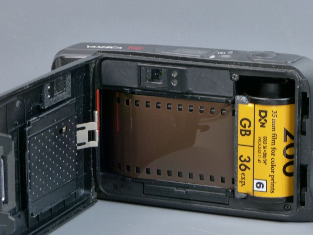 Yashica T4 Super – Compact 35mm – Objectif Carl Zeiss – Champagne – État 90% (flash HS)
