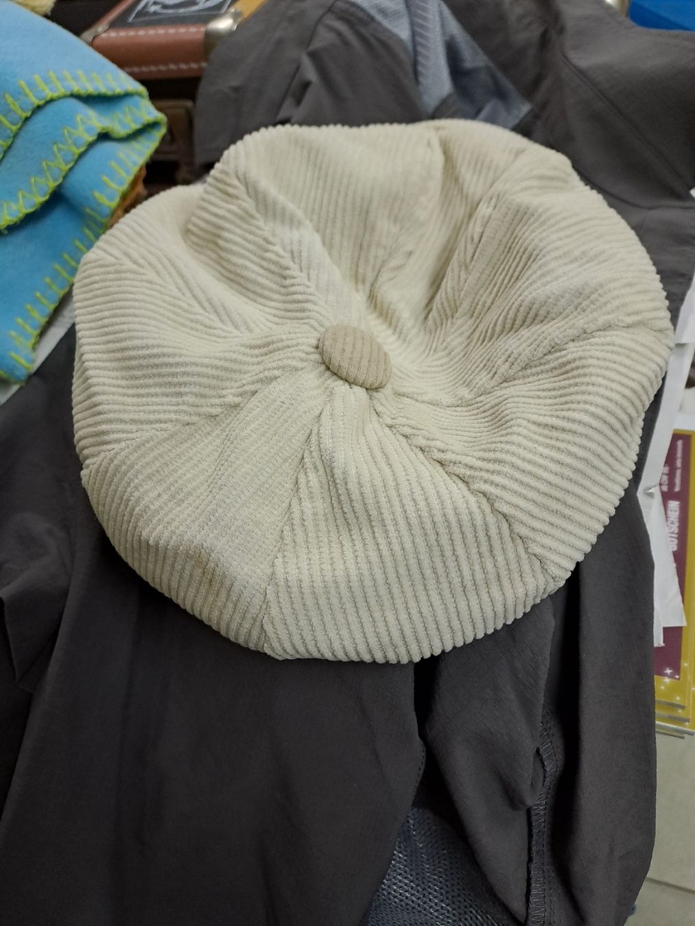 Altro in  Abbigliamento & Accessori: Stylische Cordmütze, Creme, Einheitsgrösse – Usato da Zürich venduto da Schoebi19 4
