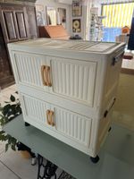 kleines Möbel aus Kunststoff mit Rollen