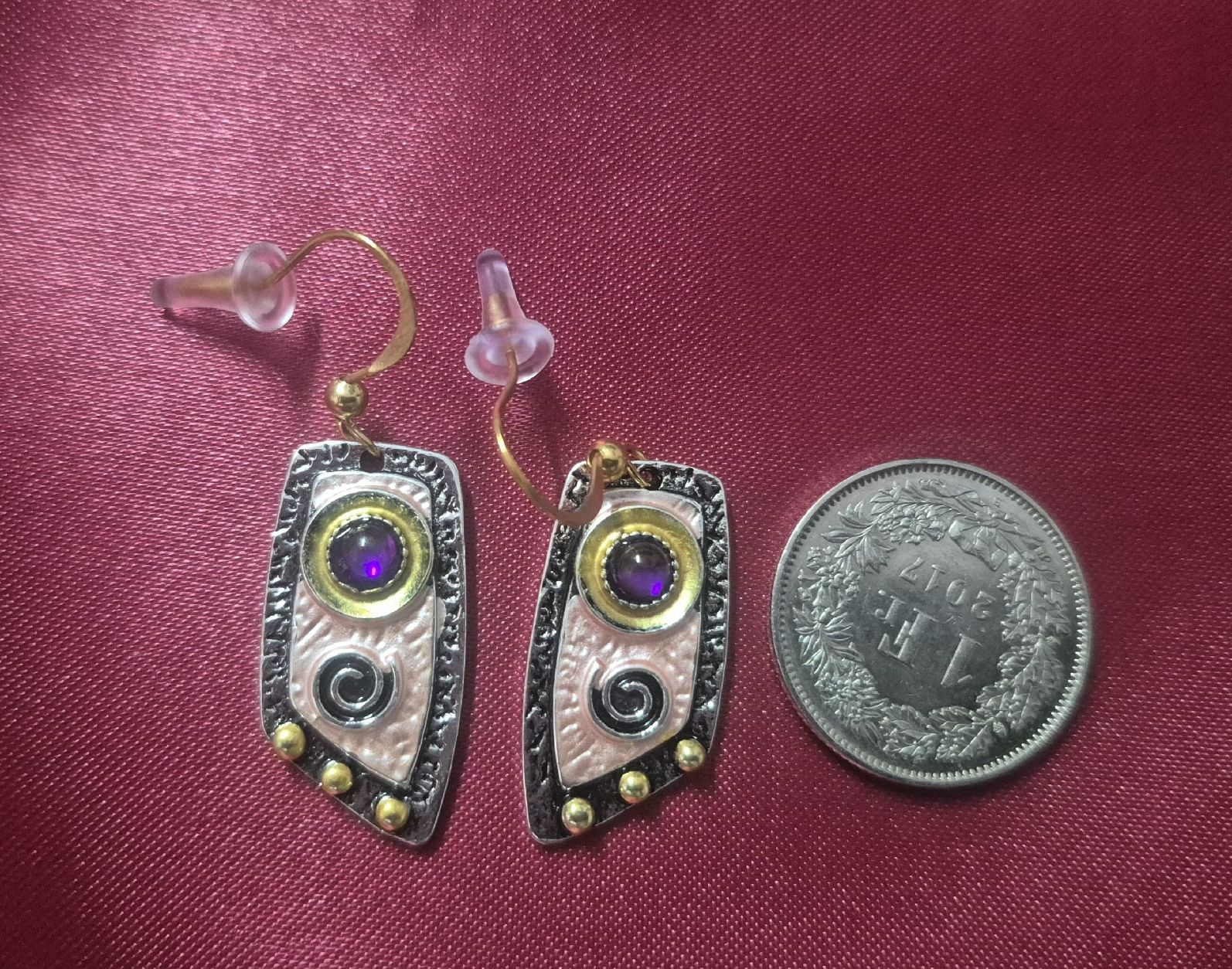 Boucles d'oreille: Orecchini pendenti dorati con pietre viola – Neuf (Voir description) à Giubiasco par Stefaniav 2