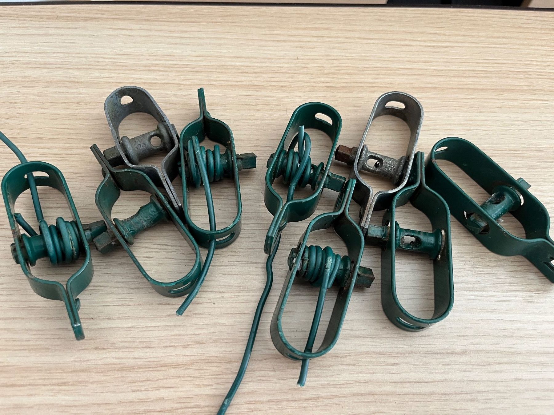 Eisenwaren: Draht-Spanner grün, 9 Stk., gebraucht – Gebraucht aus Männedorf von wurbar