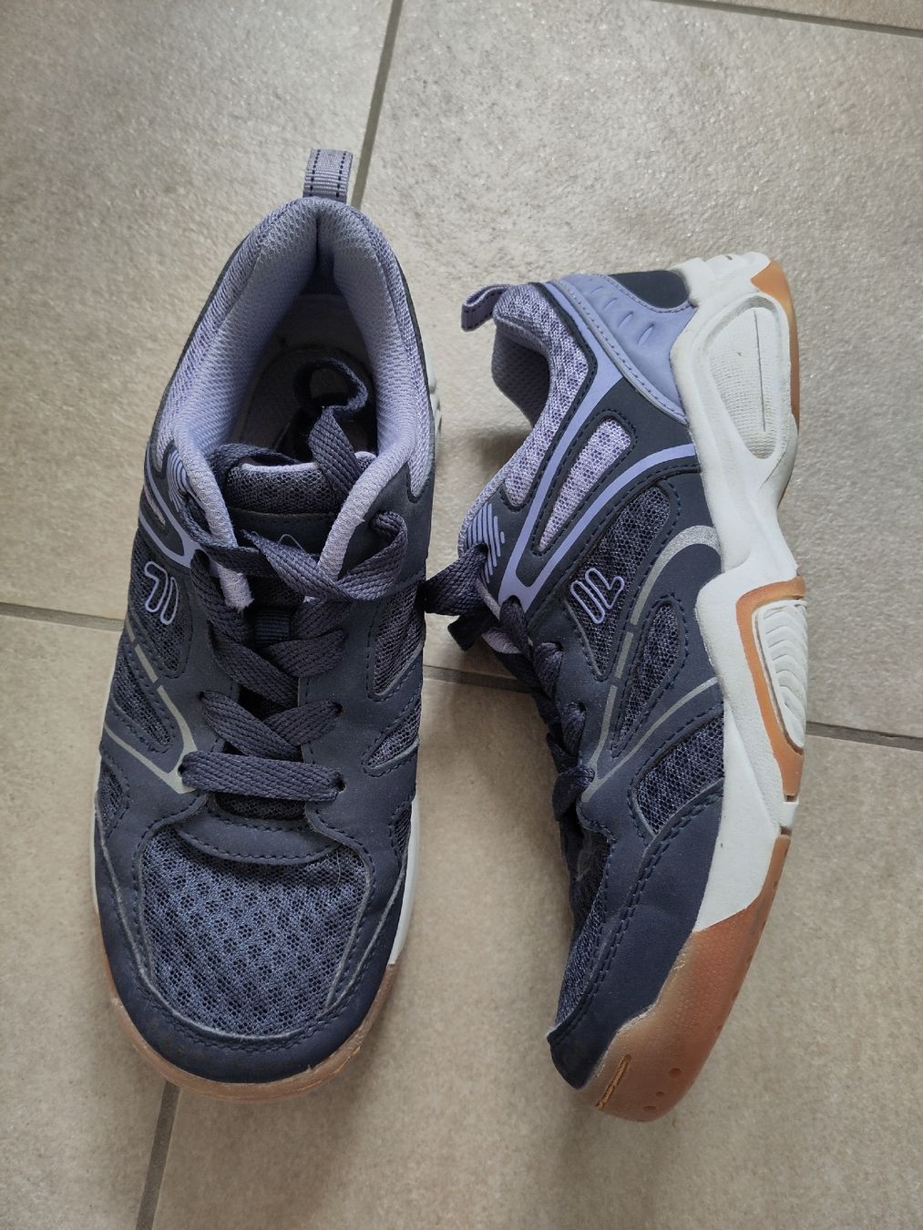 Fila Schuhe für Jungen: Hallenschuhe Fila Gr.35 – Gebraucht aus Zürich von Brullo01