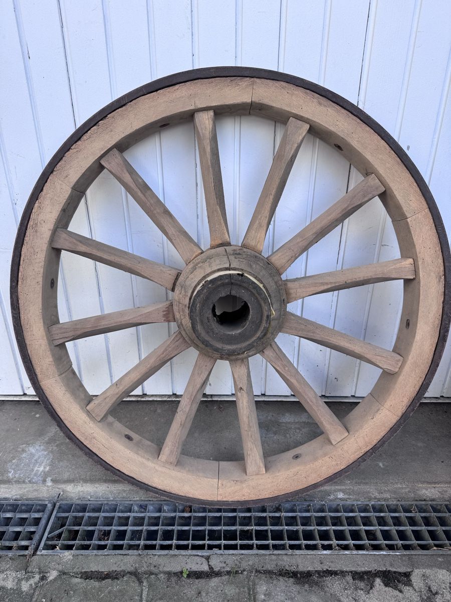 Alle Dekorationen: Antikes Wagenrad Holz 91cm Durchmesser – Gebraucht aus Niederbüren von Oetschli