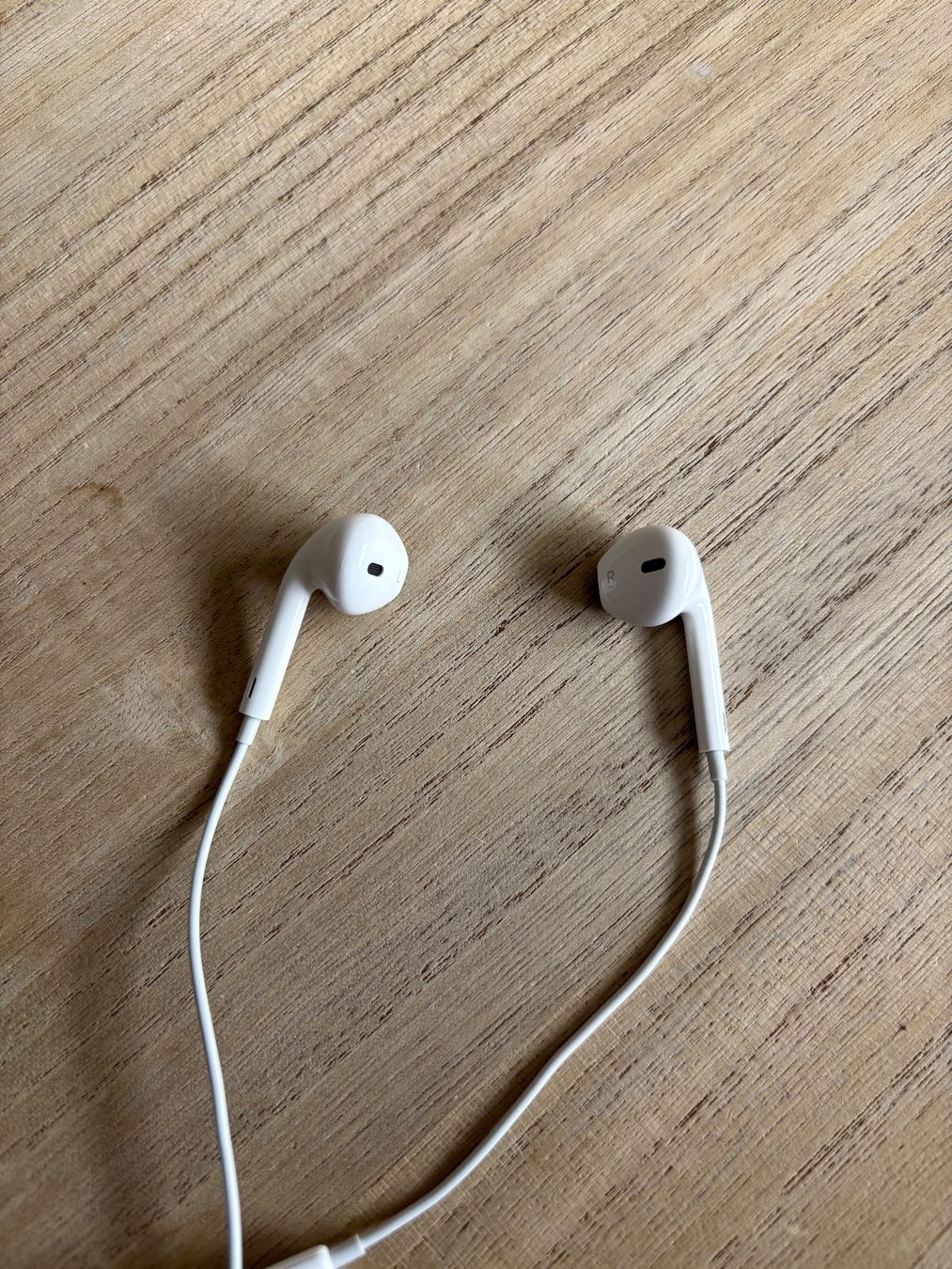 Apple Kopfhörer: Apple EarPods mit Lightning – Neu und originalverpackt aus Belfaux von vik_c6z2 5