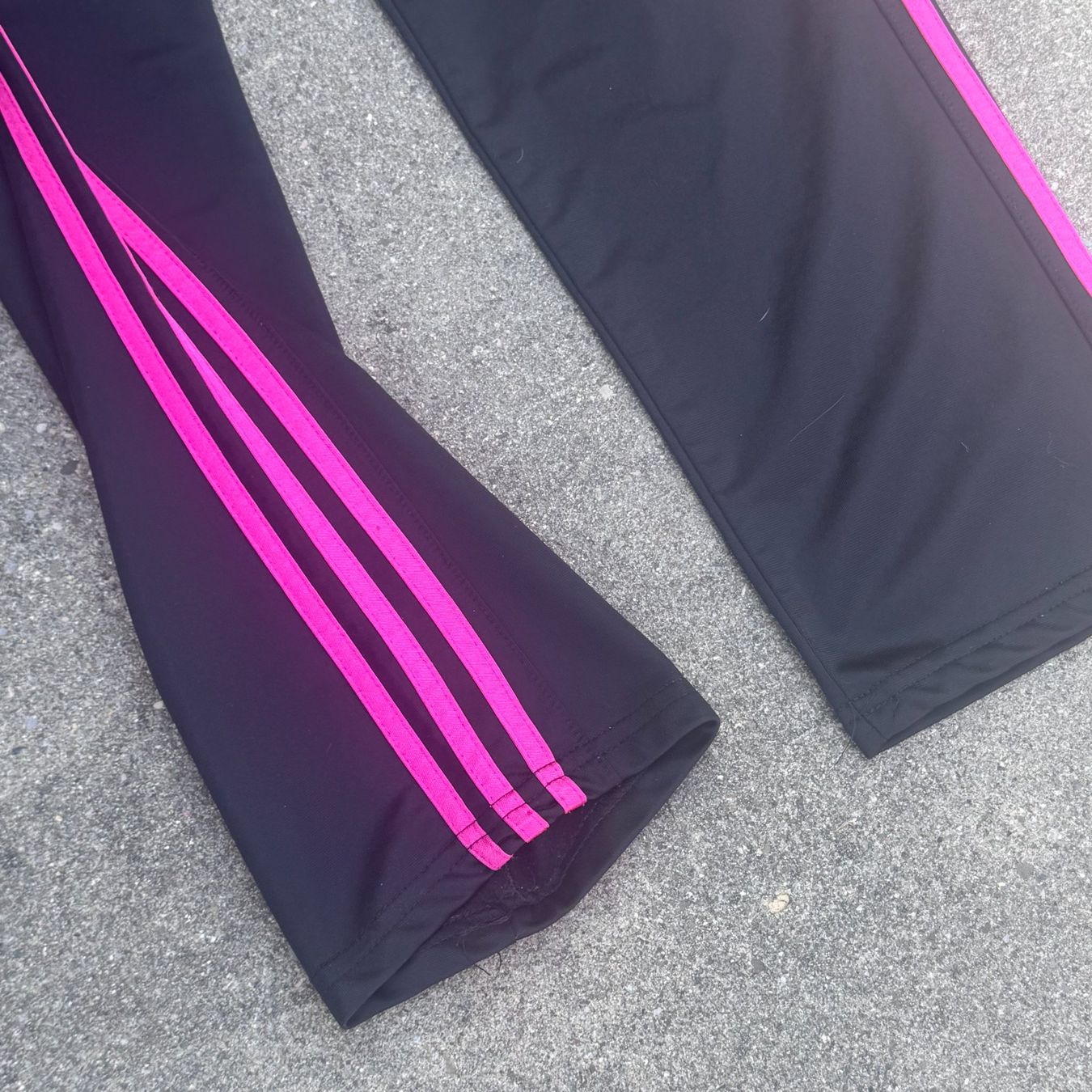 Adidas Pantaloni: Adidas Y2K Firebird black trackpants trainerhose – Usato da St. Gallen venduto da sourced_limited 3