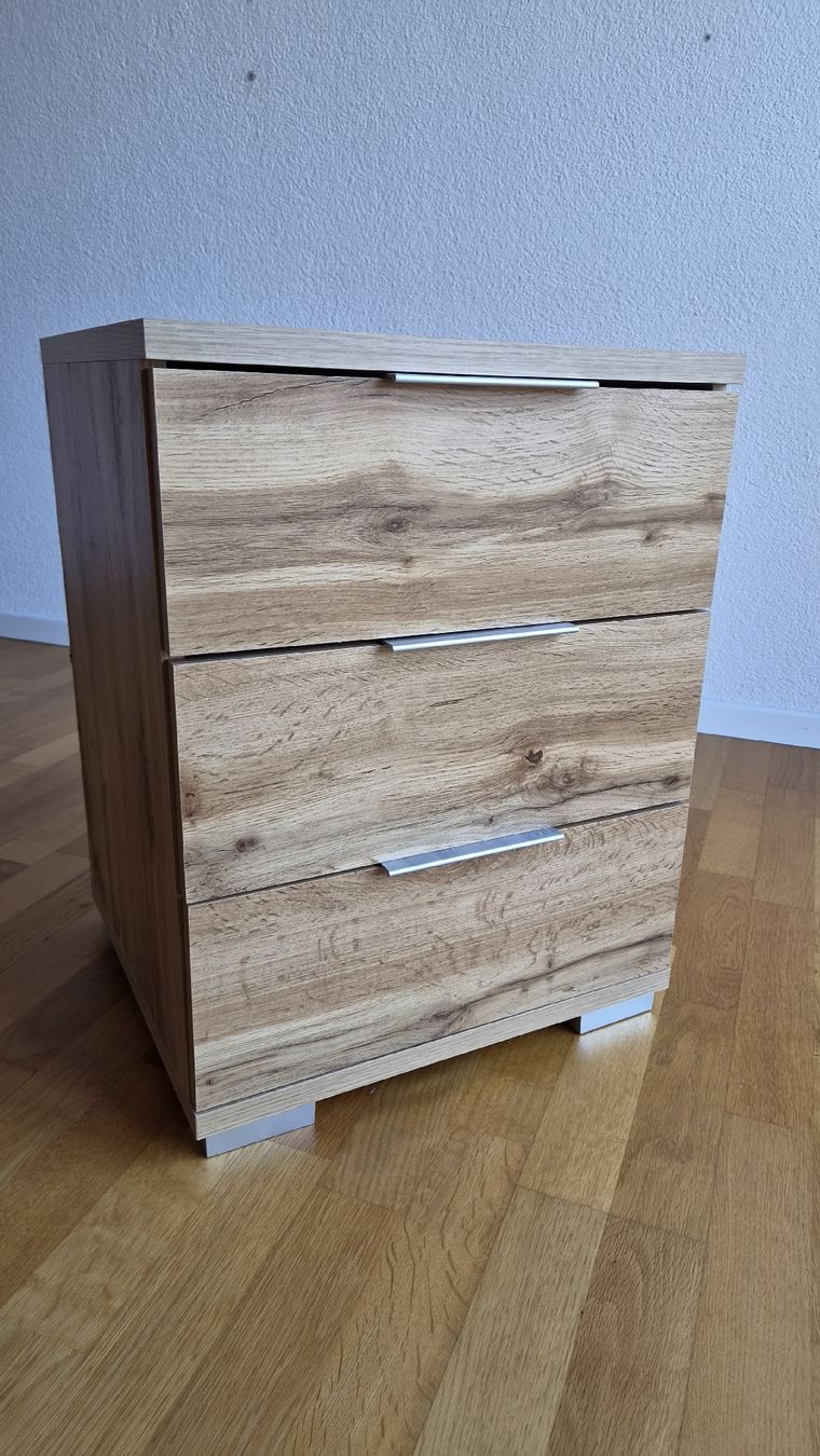 Tables de nuit: Nachttisch mit 3 Schubladen – D'occasion à Winterthur par Lecrae