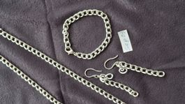 Silberfarbenes Schmuckset, Kette, Armband & Ohrringe.