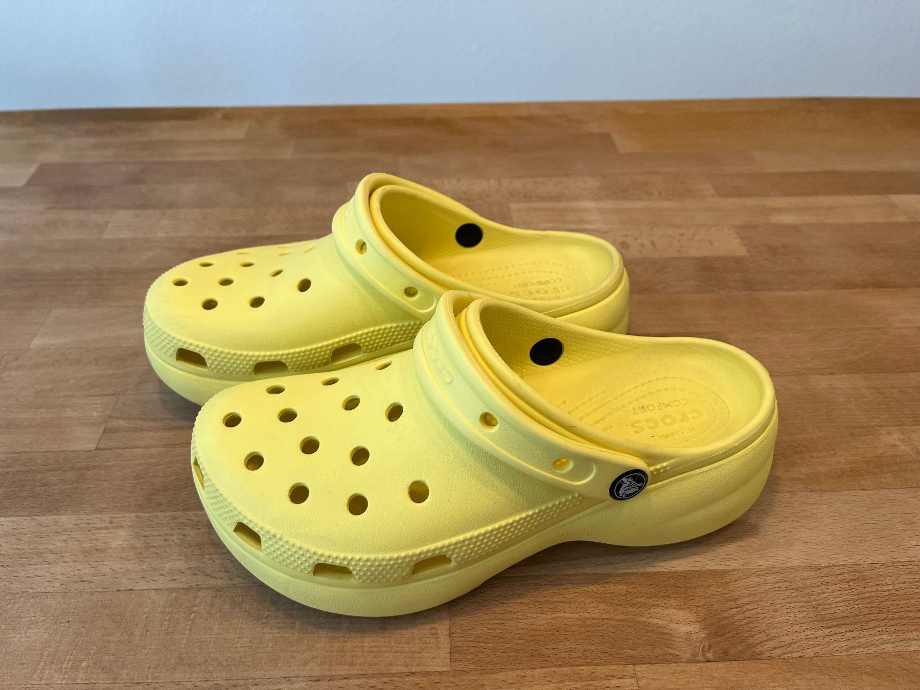 Crocs Chaussures hommes: Crocs Classic Platform Clog - Gelb W8 – D'occasion à Stans par emodermatt 4
