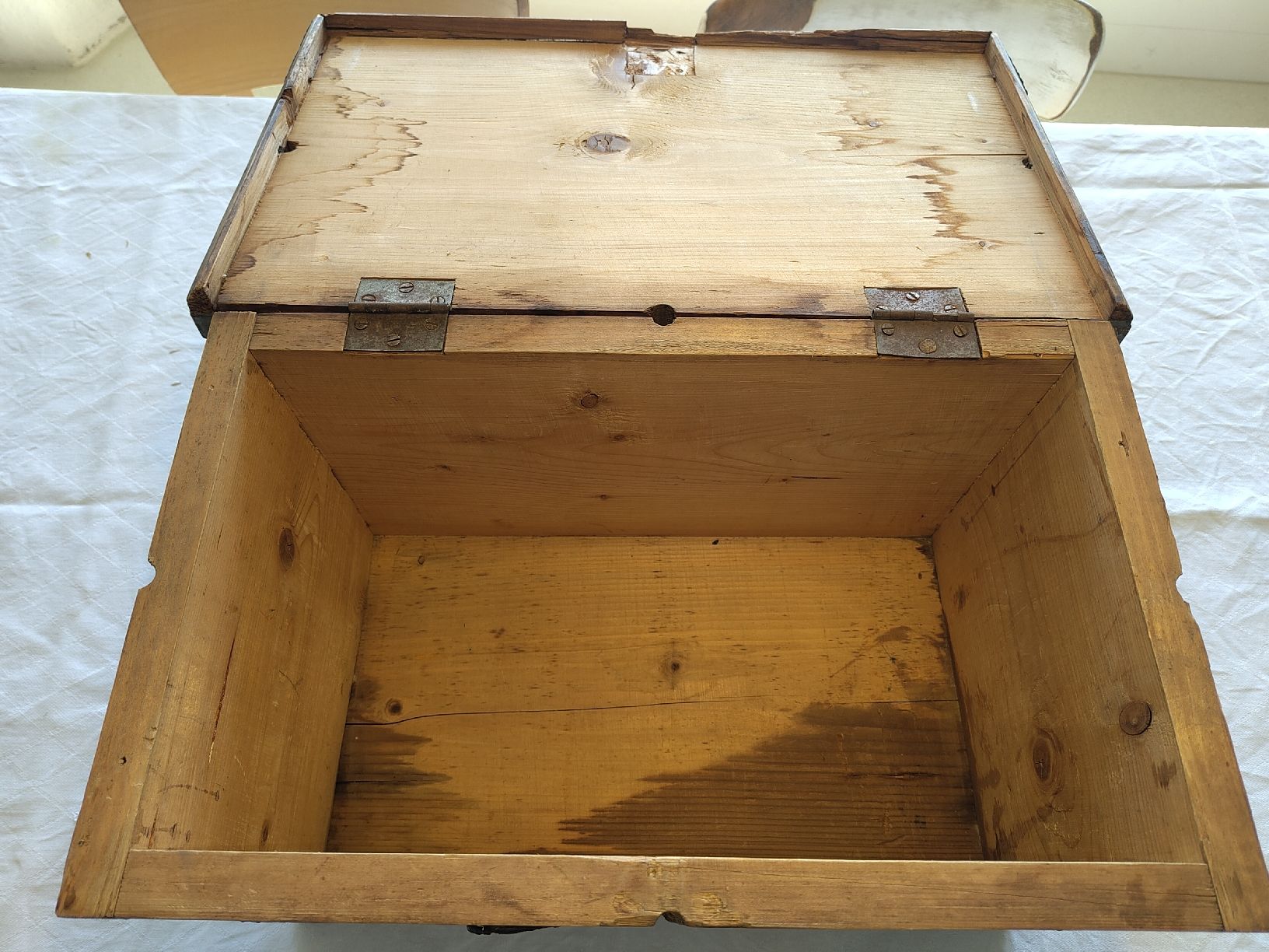 Transportkisten: Rustikale Holzkiste mit Beschlägen, Vintage Truhe – Gebraucht aus Biel/Bienne von DoNa82 4