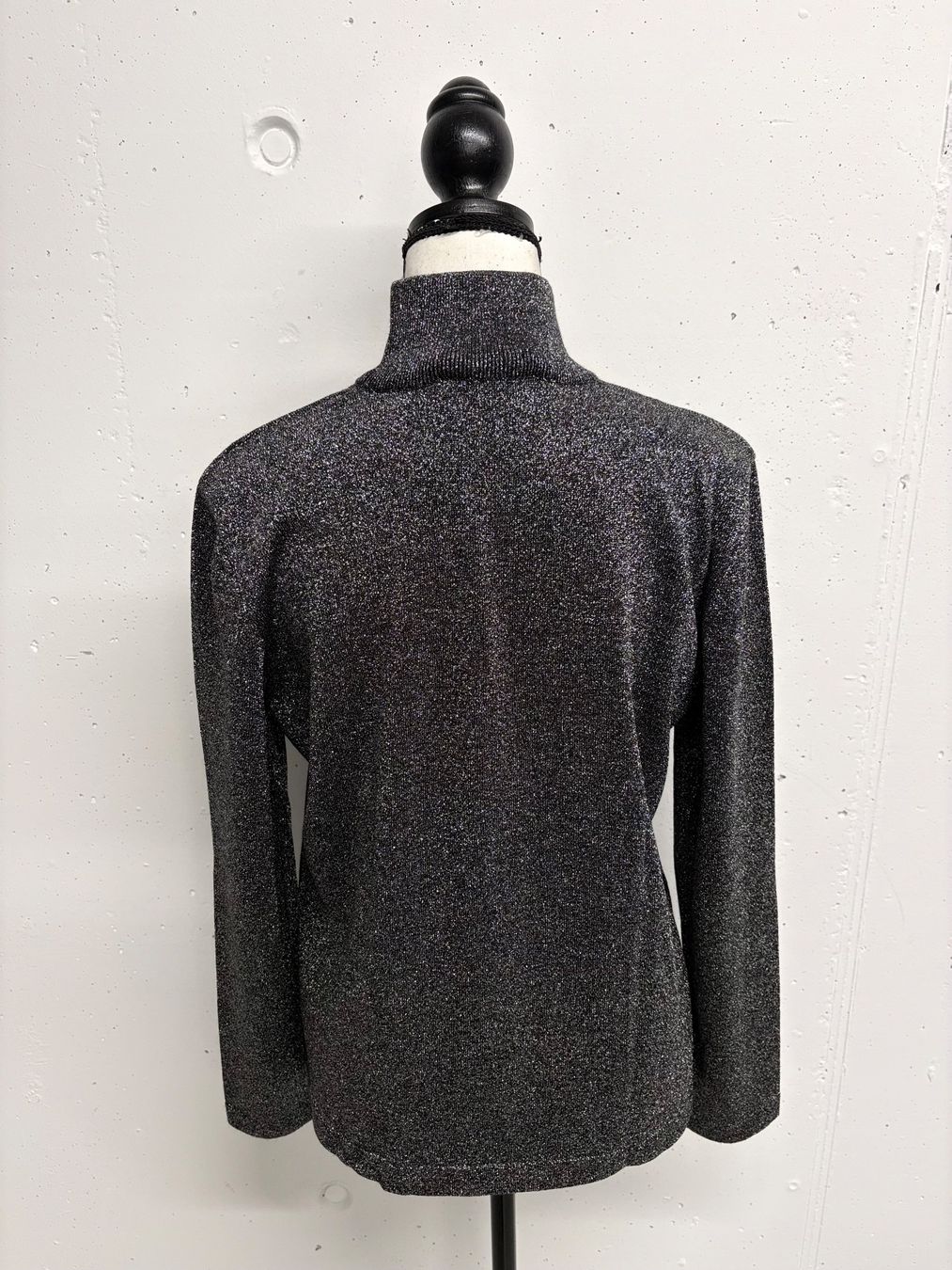 Escada Pulls & Sweat-shirts: Escada Rollkragenpullover glitzernd schwarz Gr. 38/40 – Neuf (Voir description) à Regensdorf par sec_l5cr 4
