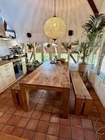 Tisch aus wunderschönem Massivholz