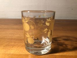 Kleines Vintage Trinkglas mit Beeren-Motiv | Antik 7cm